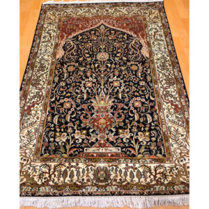 Color Attractive Patterned Silk Rugs